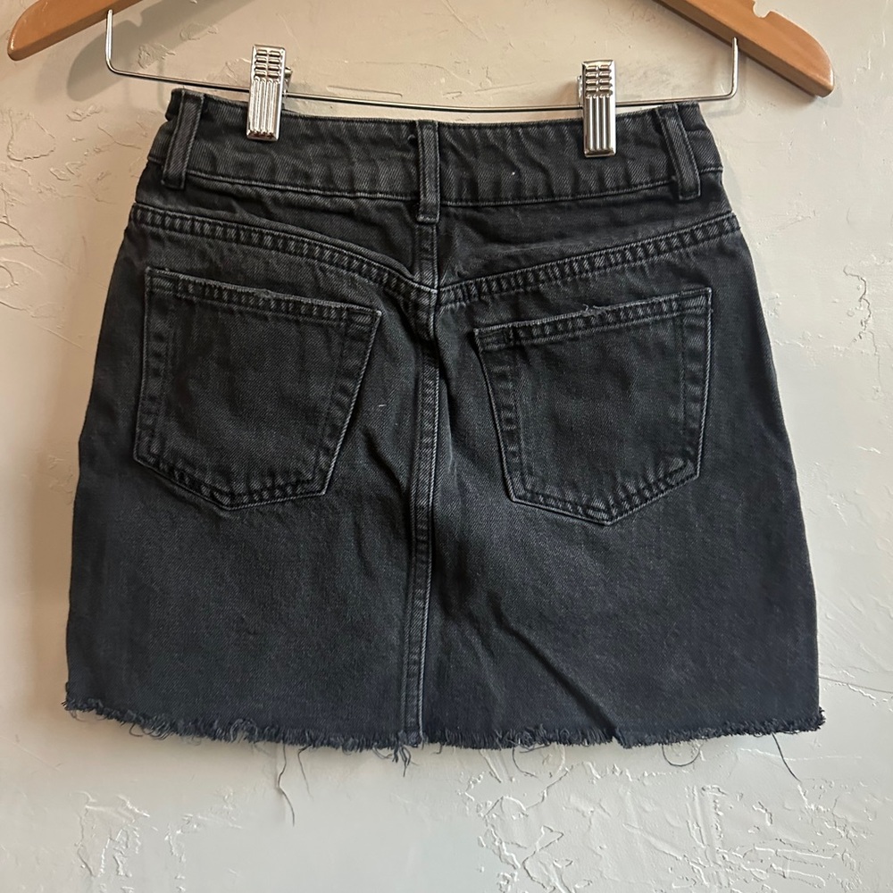 Topshop Y2K Style Black Mini Jean Skirt Rose Embroidery Raw Hem Goth Biker Sz 2 - Picture 2 of 11